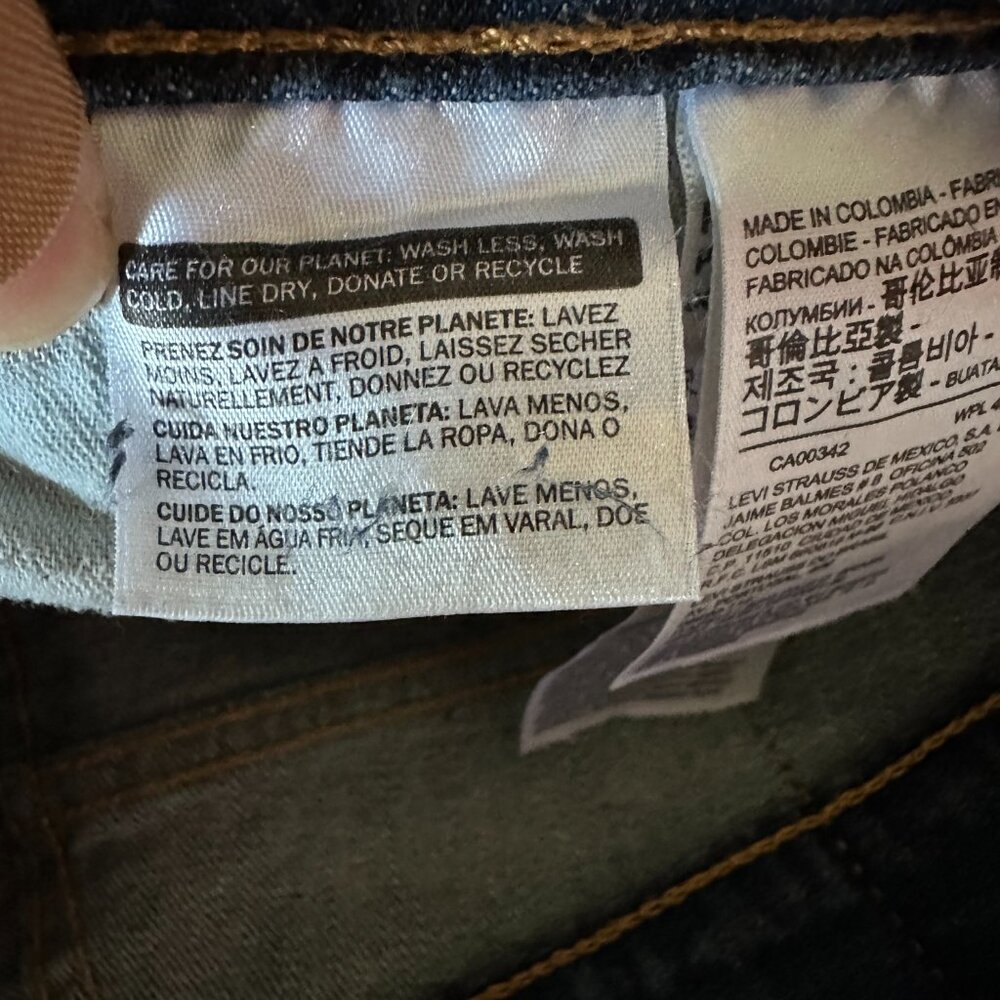 SOLD Levi's Men's 505 Regular Fit Denim Jeans - Barely Worn, Medium Wash - Picture 6 of 12